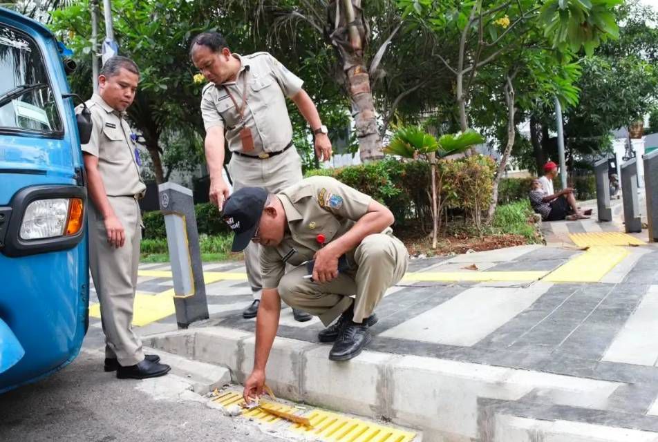 Asisten Perekonomian dan Pembangunan (Asekbang) Jakarta Pusat Bakwan Ferizan Ginting meninjau hasil trotoar yang sudah direvitalisasi di Menteng, Jakarta Pusat, Senin (15/1/2024). 