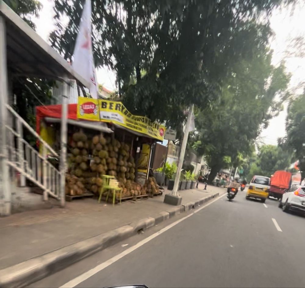 Pedagang Kaki Lima (PKL) durian di wilayah Kedoya Selatan, Jakarta Barat luput dari Bulan Tertib Trotoar (BTT) Satpol PP DKI Jakarta.