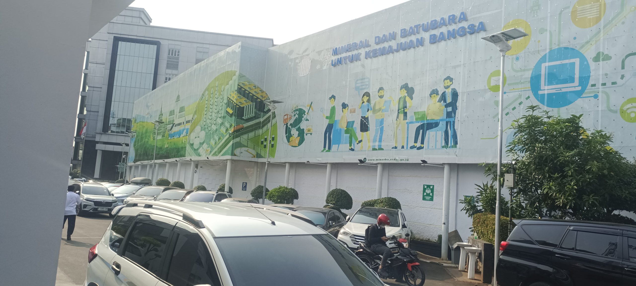 Halaman parkir Direktorat Jenderal Mineral dan Batubara, Kementerian ESDM, Jakarta.