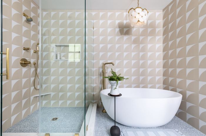 Desain kamar mandi minimalis dengan kaca besar
