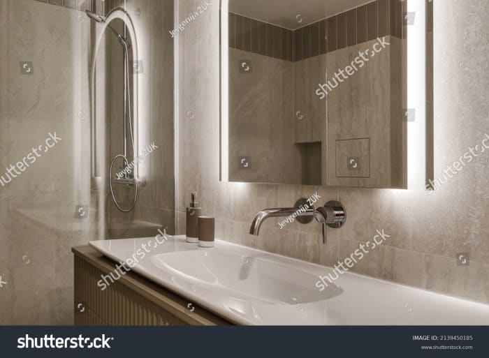 Desain kamar mandi minimalis dengan kaca besar